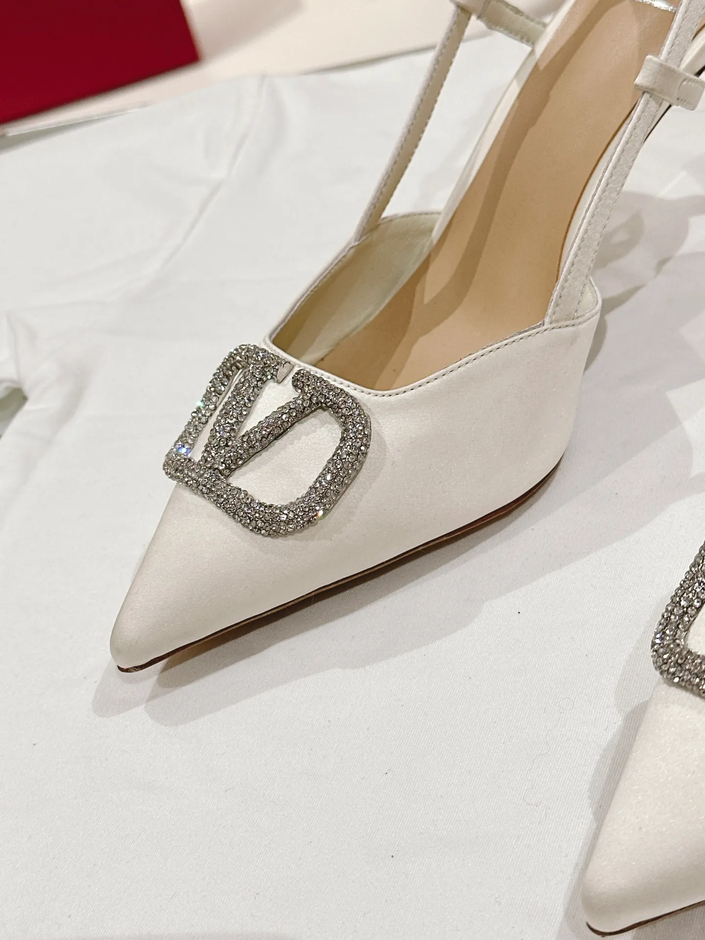 👟👟Ex-factory price 520👟👟 ²⁰²4 𝐬𝐬 Versatile series for all seasons! Is your shoe cabinet missing a pair? [Proud] Purchasing agent level! 🔥 The entire VALENTINO series is produced by Taiwan-funded factories! Getting in and out of the counter is stress-free! ROCKSTUD Valentino studded patent leather ballet flats ONE STUD retro craft pyramid large rivet buckle flats/high heels Smooth shoe lines and awesome version Comfortable upper foot. Increases height. Looks slimmer. Elongates leg lines. Imported mirrored calfskin/cow patent leather/high-density silk material Lambskin lining Italian high-density leather outsole Size35-39 (40/41/42 can be customized) Heel height: flat/4cm/6cm/8cm ♺Full set of synchronized gift box💝packaging!